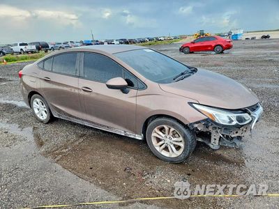 Czwarte zdjęcie samochodu z boku: 2019 CHEVROLET CRUZE LS VIN:1G1BC5SM4K7131870 - miniatura