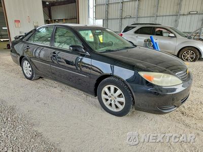 Czwarte zdjęcie samochodu z boku: 2002 TOYOTA CAMRY XLE V6 VIN:4T1BF32K82U032631 - miniatura