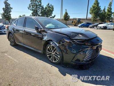 Czwarte zdjęcie samochodu z boku: 2025 TOYOTA CAMRY XLE VIN:4T1DAACKXSU108487 - miniatura