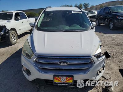 Piąte zdjęcie samochodu w środku: 2018 FORD ESCAPE SE VIN:1FMCU9GD2JUA92121 - miniatura