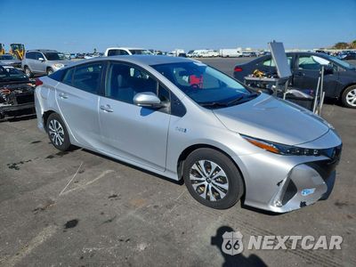 Czwarte zdjęcie samochodu z boku: 2021 TOYOTA PRIUS PRIME XLE VIN:JTDKAMFP2M3192172 - miniatura