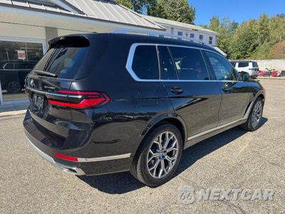 Czwarte zdjęcie samochodu z boku: 2024 BMW X7 XDRIVE40I VIN:5UX23EM02R9S09691 - miniatura