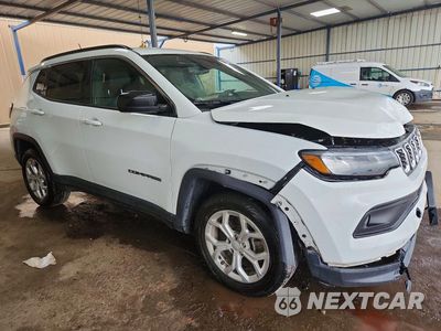 Czwarte zdjęcie samochodu z boku: 2024 JEEP COMPASS LATITUDE VIN:3C4NJDBN9RT118129 - miniatura