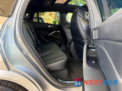 Zdjęcie 6 z 10 samochodu: 2021 BMW X6 M VIN:5YMCY0C06M9F61901 - miniatura