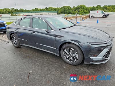 Czwarte zdjęcie samochodu z boku: 2026 HYUNDAI SONATA HYBRID BLUE VIN:KMHL24JJ9TA172933 - miniatura