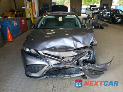 Piąte zdjęcie samochodu w środku: 2022 TOYOTA CAMRY HYBRID SE VIN:4T1G31AK1NU595156 - miniatura