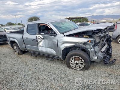 Czwarte zdjęcie samochodu z boku: 2025 TOYOTA TACOMA SR5 VIN:3TMKB5FN7SM039042 - miniatura