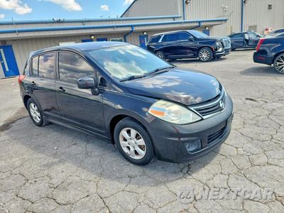 Czwarte zdjęcie samochodu z boku: 2010 NISSAN VERSA 1.8 S VIN:3N1BC1CP7AL368973 - miniatura