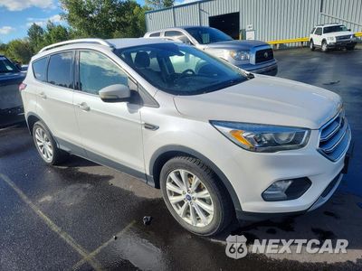 Czwarte zdjęcie samochodu z boku: 2017 FORD ESCAPE TITANIUM VIN:1FMCU0JD7HUE57746 - miniatura