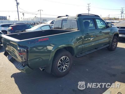 Trzecie zdjęcie samochodu z tyłu: 2022 TOYOTA TACOMA TRD SPORT VIN:3TMDZ5BNXNM132099 - miniatura