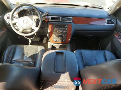 Zdjęcie 8 z 13 samochodu: 2013 CHEVROLET SUBURBAN C1500 LT VIN:1GNSCJE09DR358947 - miniatura