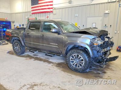 Czwarte zdjęcie samochodu z boku: 2021 TOYOTA TACOMA TRD SPORT VIN:3TMCZ5AN5MM396178 - miniatura