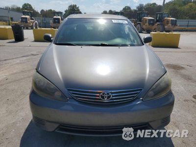 Piąte zdjęcie samochodu w środku: 2005 TOYOTA CAMRY LE VIN:4T1BE32KX5U529655 - miniatura