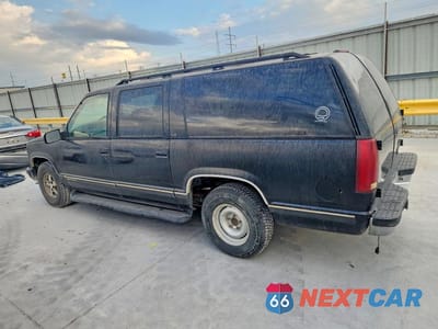 Drugie zdjęcie samochodu z przodu: 1999 CHEVROLET SUBURBAN C1500 VIN:3GNEC16R2XG105645 - miniatura