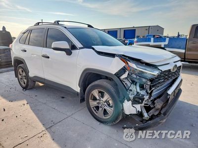 Czwarte zdjęcie samochodu z boku: 2024 TOYOTA RAV4 XLE VIN:2T3W1RFVXRC272838 - miniatura