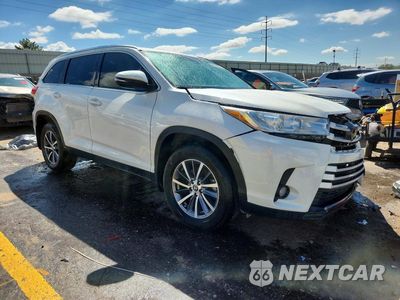 Czwarte zdjęcie samochodu z boku: 2019 TOYOTA HIGHLANDER XLE VIN:5TDJZRFH9KS573233 - miniatura