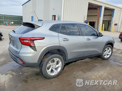 Trzecie zdjęcie samochodu z tyłu: 2025 CHEVROLET TRAX LS VIN:KL77LFEP8SC080824 - miniatura