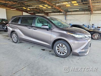 Czwarte zdjęcie samochodu z boku: 2022 TOYOTA SIENNA LE VIN:5TDKRKEC1NS118575 - miniatura