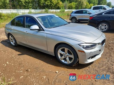 Czwarte zdjęcie samochodu z boku: 2014 BMW 3 SERIES 320 I VIN:WBA3B1G56ENS80125 - miniatura