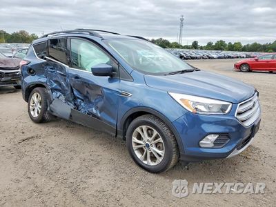 Czwarte zdjęcie samochodu z boku: 2018 FORD ESCAPE SE VIN:1FMCU9GD7JUB53253 - miniatura