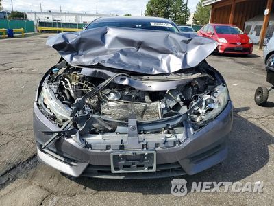 Piąte zdjęcie samochodu w środku: 2018 HONDA CIVIC LX VIN:19XFC2F57JE030282 - miniatura