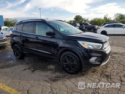 Czwarte zdjęcie samochodu z boku: 2018 FORD ESCAPE SE VIN:1FMCU9GD0JUB74834 - miniatura