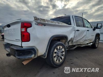 Trzecie zdjęcie samochodu z tyłu: 2023 CHEVROLET SILVERADO K2500 CUSTOM VIN:2GC4YME78P1720331 - miniatura