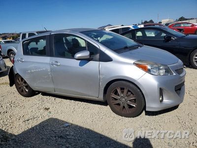 Czwarte zdjęcie samochodu z boku: 2014 TOYOTA YARIS 5-DOOR SE VIN:JTDKTUD3XED589148 - miniatura