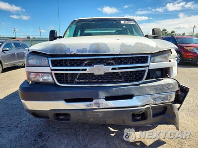 Piąte zdjęcie samochodu w środku: 2006 CHEVROLET SILVERADO K3500 VIN:1GCHK33U06F240359 - miniatura