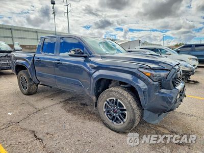 Czwarte zdjęcie samochodu z boku: 2024 TOYOTA TACOMA TRD SPORT VIN:3TMLB5JN0RM085205 - miniatura