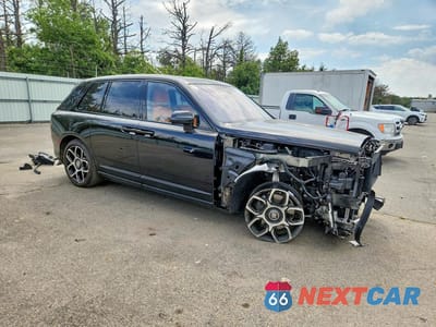 Czwarte zdjęcie samochodu z boku: 2025 ROLLS-ROYCE CULLINAN BLACK BADGE VIN:SLA43HA0XSU228029 - miniatura