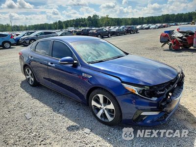 Czwarte zdjęcie samochodu z boku: 2020 KIA OPTIMA S VIN:5XXGT4L3XLG396492 - miniatura