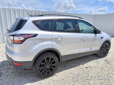 Trzecie zdjęcie samochodu z tyłu: 2018 FORD ESCAPE SE VIN:1FMCU0GD3JUB67825 - miniatura