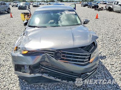 Piąte zdjęcie samochodu w środku: 2016 VOLKSWAGEN PASSAT SE VIN:1VWBT7A31GC012875 - miniatura