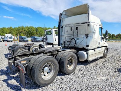 Trzecie zdjęcie samochodu z tyłu: 2015 FREIGHTLINER CASCADIA SEMI TRUCK VIN:3AKJGLBG5FSGG7015 - miniatura
