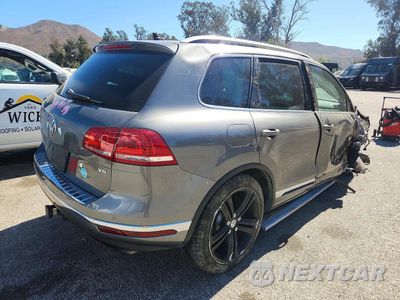 Trzecie zdjęcie samochodu z tyłu: 2017 VOLKSWAGEN TOUAREG EXECUTIVE VIN:WVGGF7BPXHD006713 - miniatura