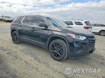 Czwarte zdjęcie samochodu z boku: 2020 CHEVROLET TRAVERSE LS VIN:1GNEVFKW0LJ306083 - miniatura