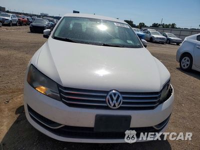 Piąte zdjęcie samochodu w środku: 2014 VOLKSWAGEN PASSAT S VIN:1VWAT7A34EC060170 - miniatura