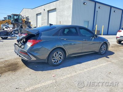 Trzecie zdjęcie samochodu z tyłu: 2024 HYUNDAI ELANTRA BLUE VIN:KMHLM4DJ0RU103979 - miniatura
