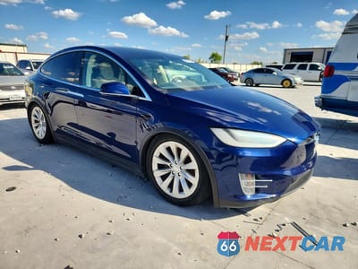 Czwarte zdjęcie samochodu z boku: 2017 TESLA MODEL X VIN:5YJXCBE22HF051279 - miniatura