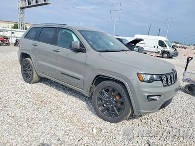 Czwarte zdjęcie samochodu z boku: 2020 JEEP GRAND CHEROKEE LAREDO VIN:1C4RJFAG9LC426856 - miniatura