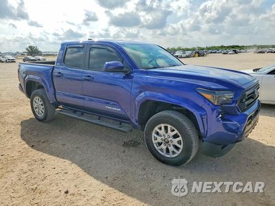 Czwarte zdjęcie samochodu z boku: 2025 TOYOTA TACOMA SR5 VIN:3TYLB5JN6ST080603 - miniatura
