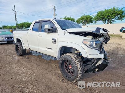 Czwarte zdjęcie samochodu z boku: 2017 TOYOTA TUNDRA SR5 VIN:5TFRW5F1XHX215505 - miniatura
