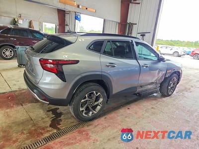 Trzecie zdjęcie samochodu z tyłu: 2024 CHEVROLET TRAX 1LT VIN:KL77LHE23RC180999 - miniatura