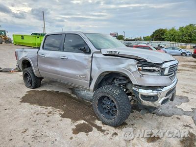 Czwarte zdjęcie samochodu z boku: 2019 RAM 1500 LARAMIE VIN:1C6SRFJT4KN904795 - miniatura