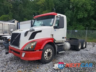 2005 VOLVO VNL SEMI TRUCK 4V4NC9GG35N398114 - główne zdjęcie licytacji z USA - miniatura