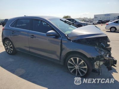 Czwarte zdjęcie samochodu z boku: 2018 HYUNDAI ELANTRA GT BASE VIN:KMHH35LE8JU023949 - miniatura