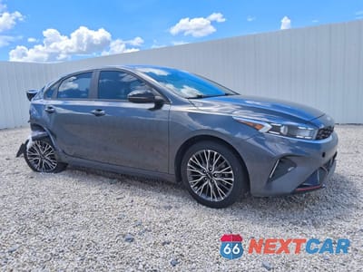 Czwarte zdjęcie samochodu z boku: 2023 KIA FORTE GT LINE VIN:3KPF54ADXPE655854 - miniatura