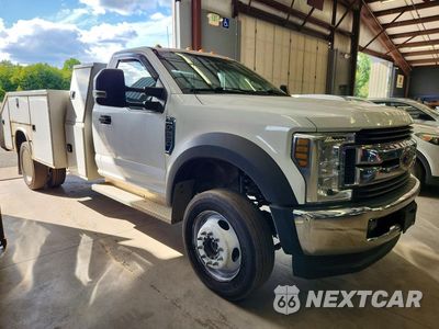 Czwarte zdjęcie samochodu z boku: 2019 FORD F550 SUPER DUTY VIN:1FDUF5HY6KEF42664 - miniatura