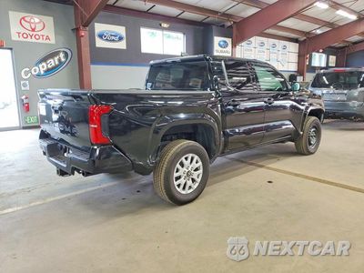 Trzecie zdjęcie samochodu z tyłu: 2025 TOYOTA TACOMA SR5 VIN:3TMLB5JN4SM148201 - miniatura